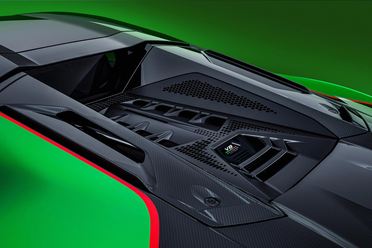 最高出力800PS、最大トルク730N・mの4リッターV8ツインターボエンジンに、フロント2基、リア1基の計3基のモーターを組み合わせる「テメラリオ」のハイブリッドユニット。システム最高出力は920PSと発表されている。ランボルギーニは、このパワーユニット搭載車をHPEV（ハイ・パフォーマンス・エレクトリファイド・ヴィークル）と呼ぶ。