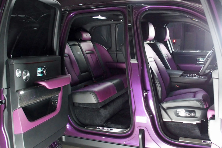 展示車両は、「トワイライトパープル」のボディーカラーに合わせ、紫と黒のツートンカラーシートを選択していた。