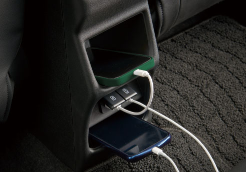 後席用にも2口のUSB Type-Cポートが用意される。