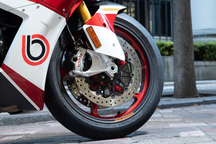 ブレーキはブレンボ製で、前にはφ320mmのダブルディスク、後ろにはφ220mmのシングルディスクが装着される。