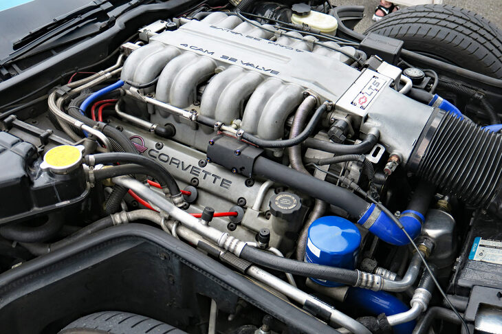 「シボレー・コルベットZR-1」に搭載される、5.7リッターV8 DOHCエンジン「LT5」。新型の「Z06」がデビューするまでは、C4世代のZR-1が唯一の“ツインカムのコルベット”だった。ちなみにこちらのオーナー氏は「26歳のころから34年間、ひたすらC4コルベットを乗り継いできた」という剛の者。このコルベットも、コイルサス化にブレーキの換装、排気系の改良……と各所に手を加えており、ドラッグレースなどを大いに楽しんでいるという。