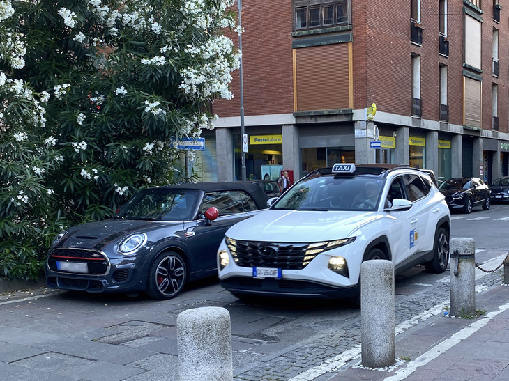 「ヒョンデ・トゥーソン」。ハイブリッドもしくはプラグインハイブリッドと思われる。ミラノで2022年6月に撮影。