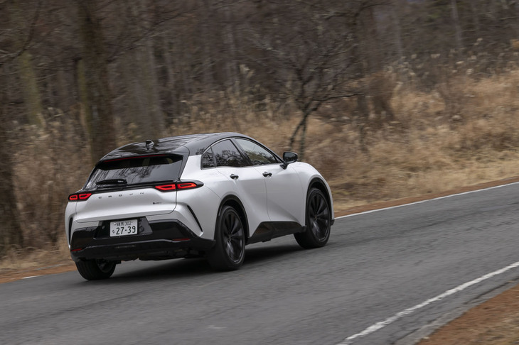 後輪操舵の「DRS」を標準装備。基本的には高速域では軽快感を、高速域では安定感を得られるようにするシステムだが、後輪の舵角は「クロスオーバー」とは異なる設定となっている。