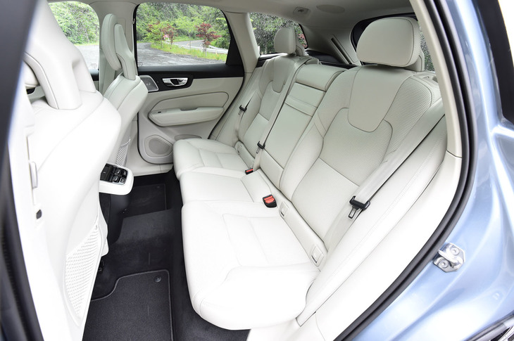 後席（写真）の背もたれは、60：40の分割可倒式。上級グレード「インスクリプション」には後席用のシートヒーターが備わる。