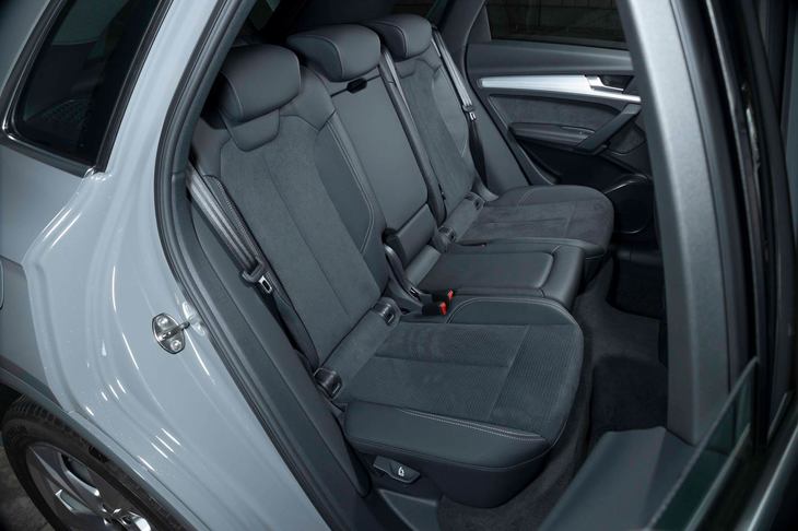 後席は広さ、着座姿勢ともに申し分ない。4：2：4の3分割可倒式で、長尺物を積みながらの4人乗車を可能としている。