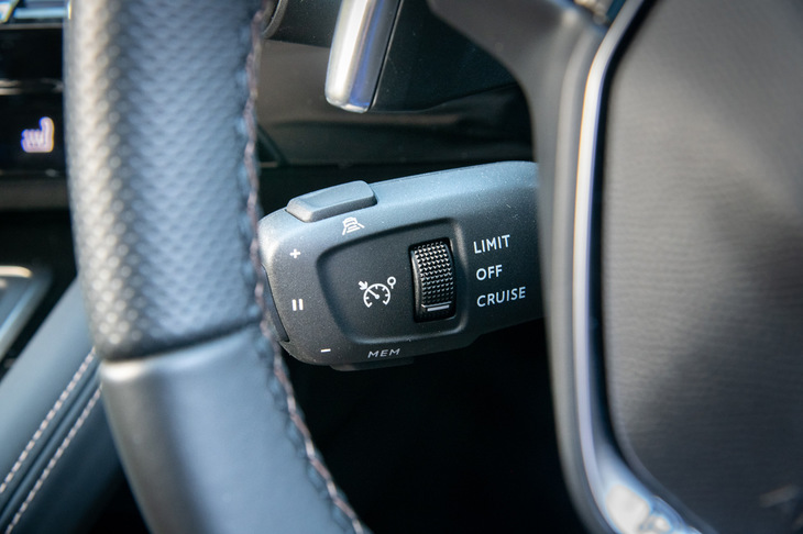 運転支援システムは充実しており、全車にストップ＆ゴー機能付きのアダプティブクルーズコントロールを装備。レーンポジショニングアシストなどは、プジョーとしては「508」シリーズが初採用の装備となる。