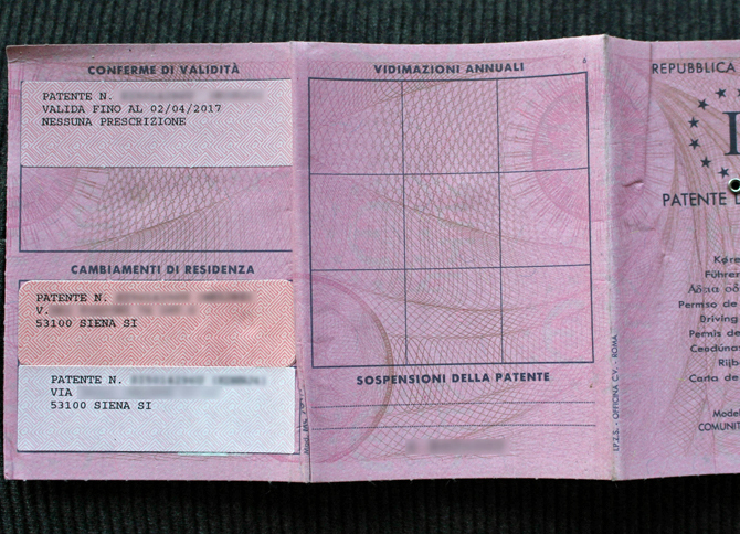 紙製免許証の裏側。左ページ上段は1回目の更新証明。下段の2枚は、引っ越しのたびに送付されてきたステッカー。中央に見える空欄は、旧制度において、毎年印紙を買っては貼るためのスペースだったという。