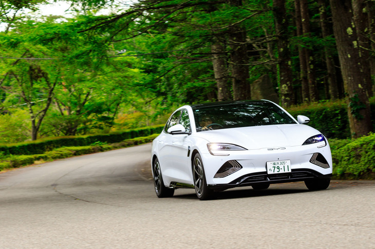 足まわりはフロントがダブルウイッシュボーンでリアがマルチリンク。4WDモデルにのみメカニカルな油圧式の減衰力可変ダンパーが付いている。