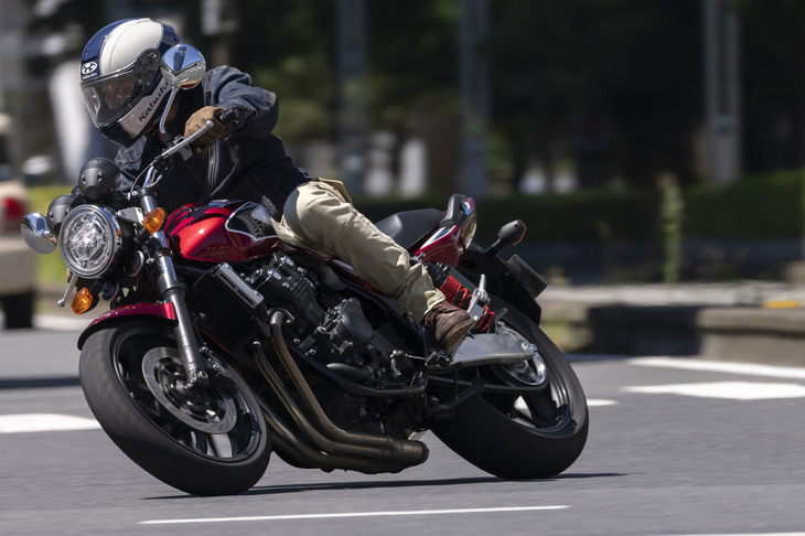 気持ちよく回るエンジンと、バイクとの一体感を覚えさせるコーナリングが魅力の「CB400スーパーフォア」。願わくは、これからもつくり続けてほしいと思わせるバイクだった。