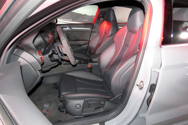 アウディRS 3セダン（フロントシート）