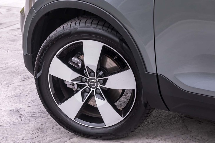 試乗車は前235/50R19、後ろ235/50R19サイズのピレリPゼロを装着していた。ブラック／ホワイトのカラーを採用した5本スポークホイールは、ホワイトのドアミラーカバーとセットでオプション設定となる。