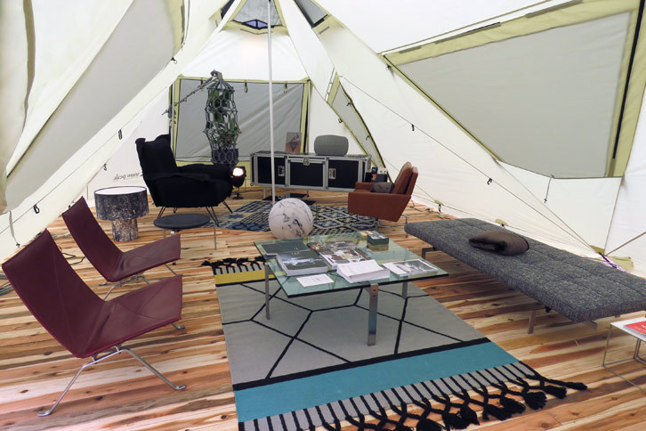 テントの中はご覧の通り。テントごとに、レクサスの各SUVをイメージしたインテリアがしつらえられている。こちらは「レクサスNX」をイメージしたもの。