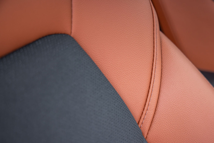 インテリアはテラコッタカラー（合成皮革）とブラック（レガーヌ）を組み合わせたカラーコーディネートを採用し、レトロな雰囲気とスポーティーさを際立たせている。これは「CX-30」や「マツダ3」でも共通している。