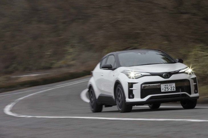 足まわりには専用チューニングのサスペンションを装着。フロントはマクファーソンストラット式、リアはダブルウイッシュボーン式。