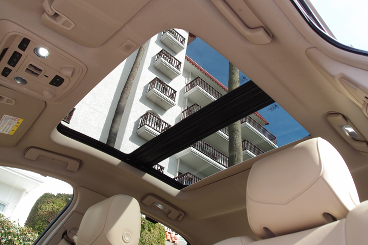 「CTSセダン プレミアム」には、サンシェード付きの大型サンルーフが備わる。