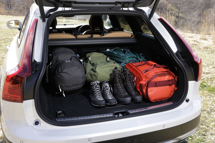 荷室の容量は5人乗車時で560リッター。後席を倒すことで1526リッターにまで拡大できる。