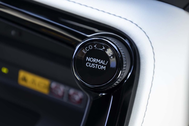 ドライブモードセレクターはセンタースクリーンとダッシュボードをつなぐスロープのへりにレイアウト。新型「トヨタ・ランドクルーザー」とよく似たポジションだ。