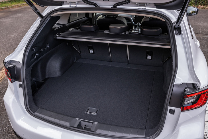 「レヴォーグ レイバック」の荷室容量は561リッター（床下のサブトランク容量69リッターを含む）。リアシート直後の荷室高は771mm、荷室開口部の最大幅は1120mm、荷室フロア地上高は690mmとなる。