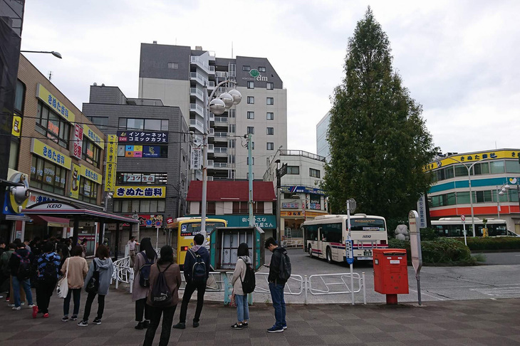 JR西八王子駅前は「きぬた歯科」の黄色い看板でほぼジャックされている。（写真＝きぬた歯科）