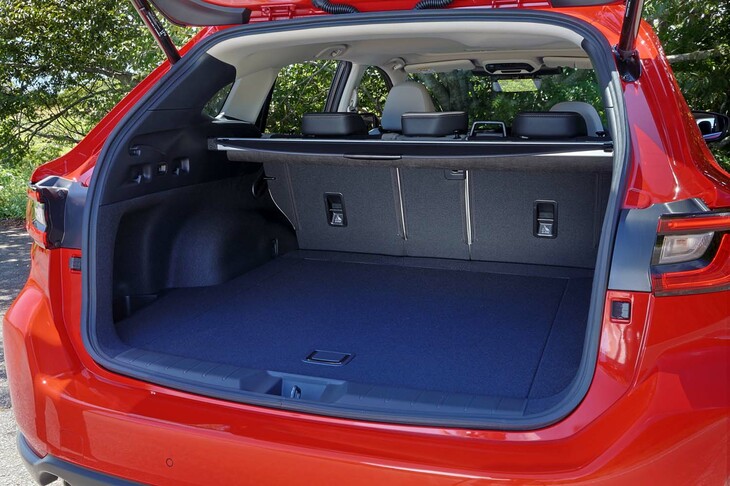 ラゲッジスペースの仕様はベース車の「レヴォーグ」と共通。荷室容量は床上の492リッターにサブトランクの69リッターを合わせた、561リッターとなっている。