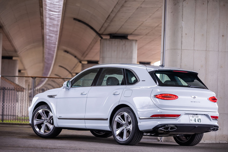 「ICE」と呼ばれるオプションペイント（84万1400円）をまとった「ベンテイガ ハイブリッド ファーストエディション」。先のマイナーチェンジで「コンチネンタルGT」の流れをくむテールランプデザインに変更された。