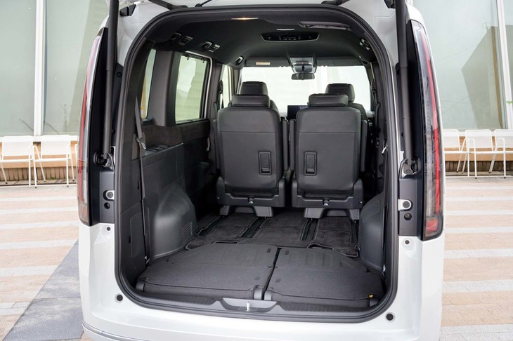 3列目シートを格納し2列目シートを前方にスライドさせた、7人乗り仕様車の荷室。シートの床下収納は、車体の低重心化と後方視界の確保という点でメリットがあるとされる。