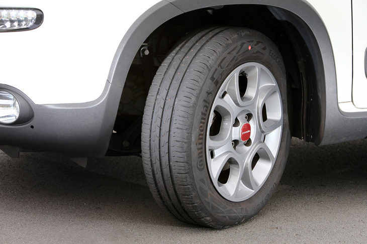 低転がり抵抗性能だけでなく、ウエットグリップ性能やコンフォート性能にも配慮したという「エココンタクト6」。多くのサイズで獲得したという欧州タイヤラベリング制度での「A／A」という評価は、日本のラベリング制度に当てはめると低転がり抵抗性能、ウエット性能ともに最高評価の「AAA／a」にあたる。