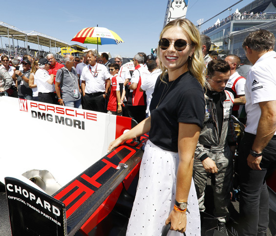 伝統の一戦には、多くの有名人が訪れる。写真は、プロテニスプレーヤーのマリア・シャラポワさん。