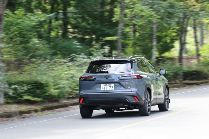 アクセルやブレーキのわずかな入力でも、すみやかに荷重移動する濃厚な接地感が味わえる「カローラ クロスGRスポーツ」。普段は積極的に動かしながらも、必要なときにしっかりコシを出すといったGRらしい足まわりも特徴である。