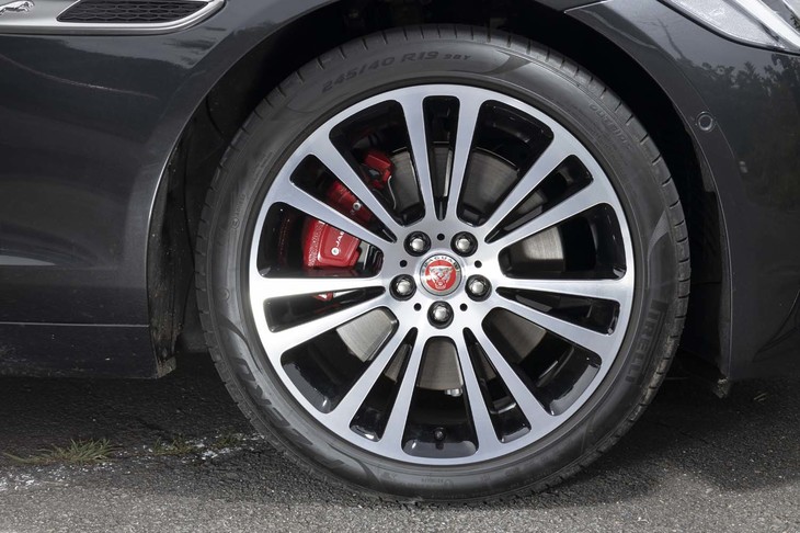 2021年モデルでは、新デザインのアロイホイールも追加された。写真は「“スタイル7013”7スプリットスポーク」と名づけられた19インチホイールで、26万8000円のオプション。