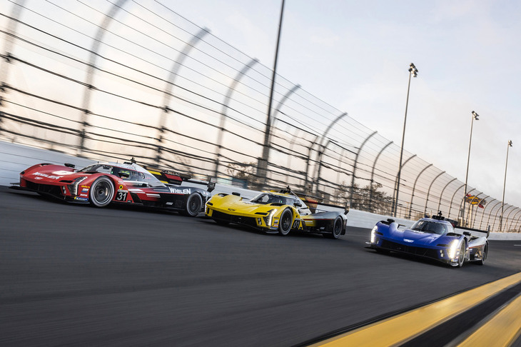 「LMDh」では車両の開発が厳しく規制されており、例えばシャシーはオレカ、ダラーラ、リジェ、マルチマティックのいずれかのものを使用し、ボッシュ製のモーターとウィリアムズのバッテリー、Xtracのギアボックスを組み合わせた標準規格のハイブリッドシステムを搭載することが義務づけられている。写真は今回のルマンで2位、3位、17位に入った「Cadillac V-Series.R」。（写真：ゼネラルモーターズ）