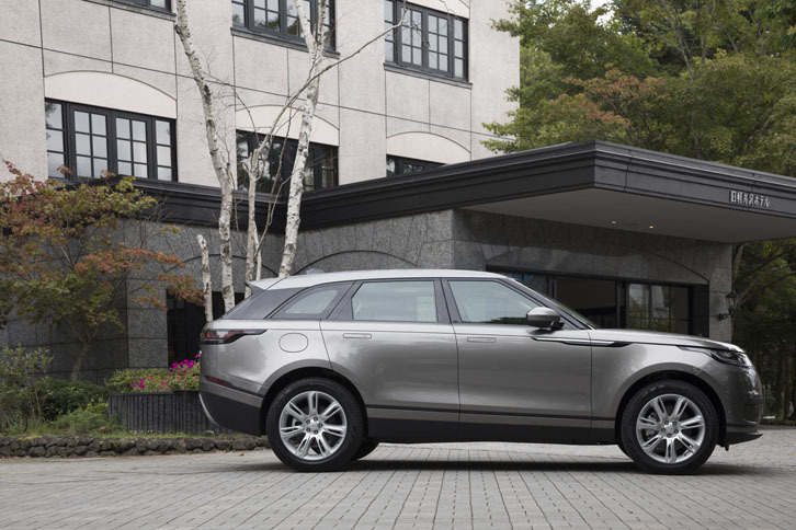 「レンジローバー スポーツ」に近い全長の「レンジローバー ヴェラール」。浮いているように見えるルーフや切れ目のないショルダーラインがデザイン上の特徴となっている。