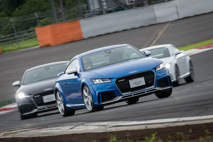 こちらは自分でステアリングを握った「TT RSクーペ」。参加人数に対して車両の台数に余裕があったため、好みのクルマを思いの限りにテストできた。