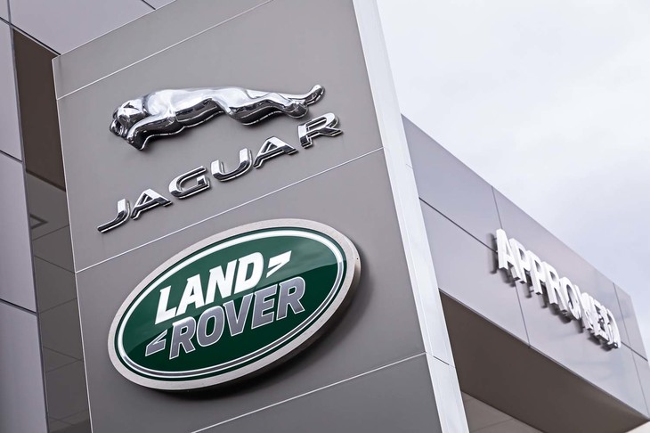 ジャガー・ランドローバー・アプルーブド足立　所在地：〒123-0872 東京都足立区江北7-6-2／電話：03-5647-0555／営業時間：9:30～19:00／定休日：火曜日