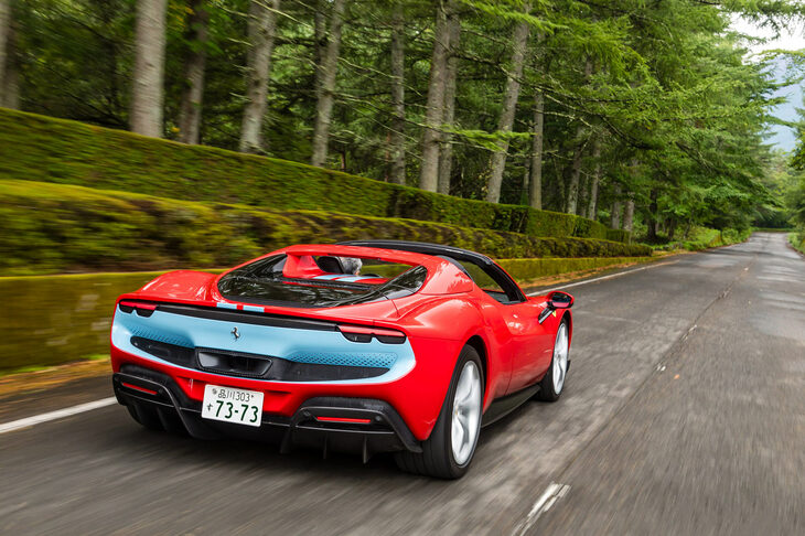 「フェラーリ296」シリーズのオープントップモデルである「296GTS」。2022年4月に世界初公開され、日本では同年6月に鈴鹿サーキットでお披露目された。