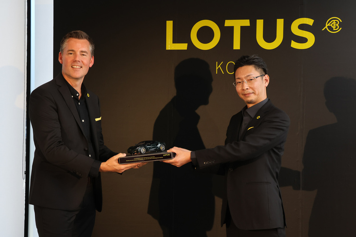 ロータスのダン・バルマー氏（写真左）と、ジースクエア仙台の代表取締役である大滝 歩氏（同右）。