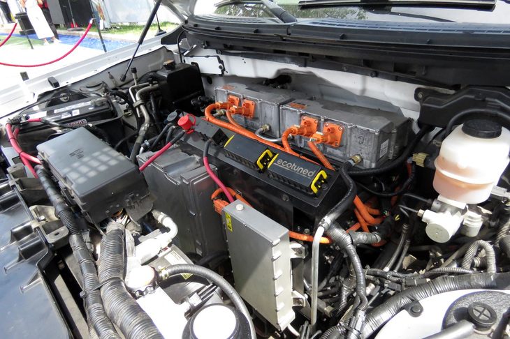 試乗車の「フォードF-150」のエンジンルーム内の様子。基本的には“エンジンの代わりにモーターを積む”というシンプルな発想で、センターシャフトやリアディファレンシャルなどのドライブトレインは、そのまま残されている。