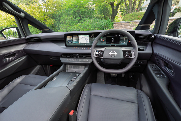 この試乗車のインテリアカラーは和のテイストを強く感じさせる「紫檀 -シタン-」。運転席と助手席が太いセンターコンソールで区切られており、パーソナル性の高い空間だ。