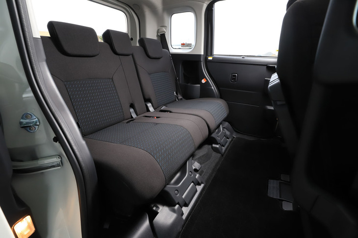 リアの乗車スペースはあきれるほどの広さ。大開口のスライドドアや、366mmの低いフロア高、チャイルドグリップ付きの大きなアシストグリップなどにより、乗降性も良好だ。