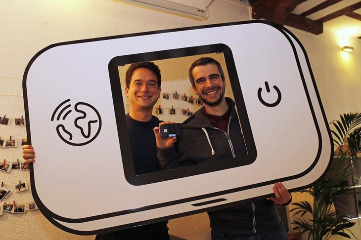 参考までに隣国フランスやスイスでも若年層の免許取得数は近年低下している。パリでスタートアップ企業を主宰するジョナサンさん（左）もクルマに乗らない。