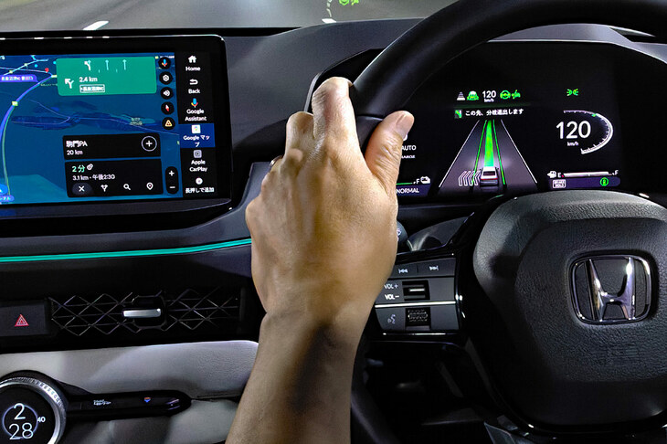 ナビゲーションシステムで目的地を設定している場合、「レコメンド型車線変更支援」は高速道路の分岐や出口へ向けての車線移動、本線からの分岐・退出の支援も行う。自車が走行する車線や車速をチェックし、適切なタイミングでシステムが作動する。