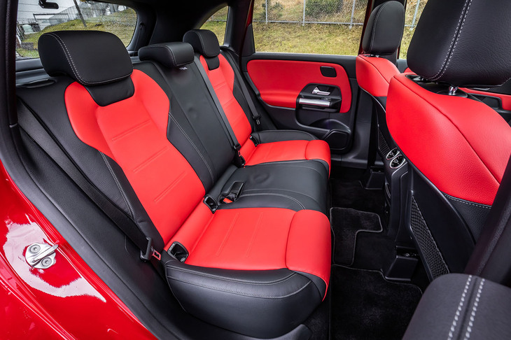 前席と同じカラーコンビネーションの本革で仕立てられた「AMGレザーエクスクルーシブパッケージ」装着車の後席。足もとスペースは「Aクラス」と変わらないが、高い車高の恩恵で、頭上の余裕は申し分ない。