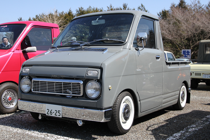 「ホンダ・ライフピックアップ」と「ライフステップバン」は、ポップでカラフルな仕上げのものより、シックな雰囲気の個体が目についた。