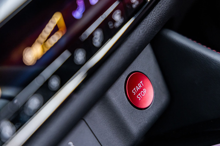 レッドのNISMO専用プッシュパワースターターは、ほかのNISMO車にも共通するデザインアイテム。標準モデルはブラックとなる。