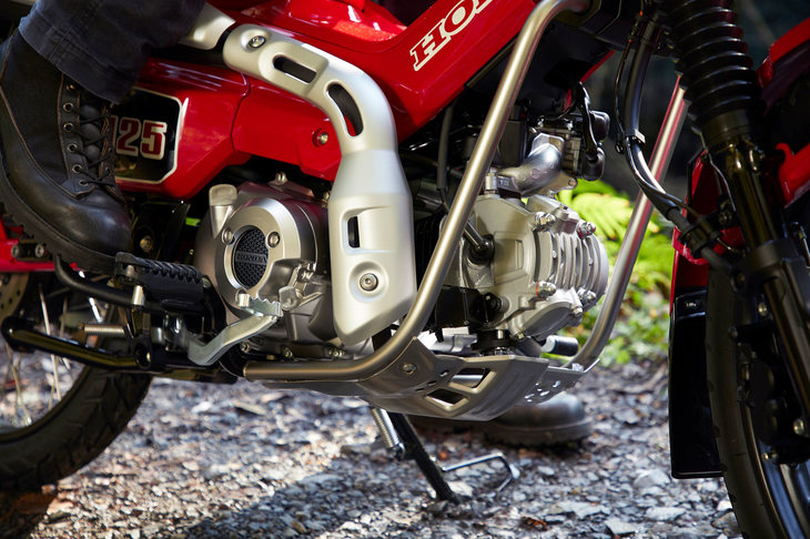 ベース車由来のタフなパワートレインも「CT125ハンターカブ」の魅力。もちろんエンジンには専用のチューニングが加えられ、減速比もローギアード化されている。