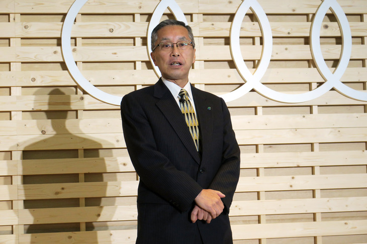 カーボンニュートラルの実現へ向けた、浜松市の施策について説明する長田繁喜副市長。浜松市では太陽光発電や風力発電、森林資源を含むバイオマスの利活用などを推し進めているという。