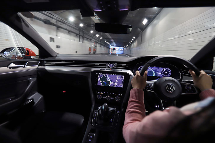 それにしても、ドライグリップ性能にウエットグリップ性能、静粛性、乗り心地、省燃費性能、さらに耐摩耗性能と、多角的な進化が求められる乗用車用タイヤの開発は、本当に大変！ メーカーの苦労がしのばれます。