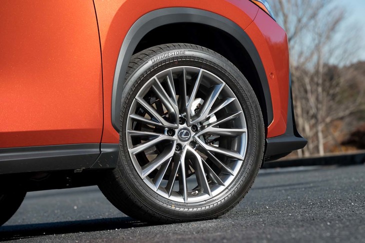 「IS」と同様、ホイールの締結方法にはボルト式を採用。切削加工を省いたダークグレーメタリックのホイールは“バージョンL”専用オプション。