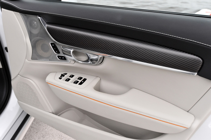 「V90クロスカントリー オーシャンレースエディション」にはBowers＆Wilkinsプレミアムサウンド・オーディオシステムが標準装着される。