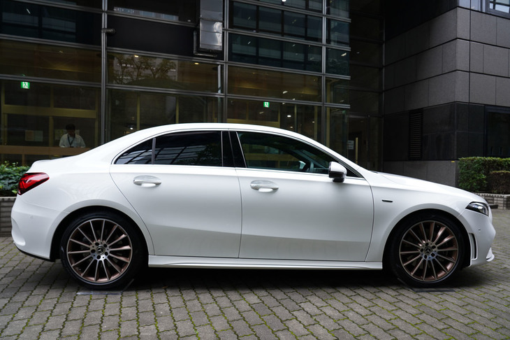 「Aクラス セダン」のボディーサイズは全長×全幅×全高＝4549×1796×1446mmで、ホイールベースは2729mm（欧州仕様参考値）。フットプリントは「Cクラス セダン」よりもひと回りコンパクトだが、全高は20mm高い。